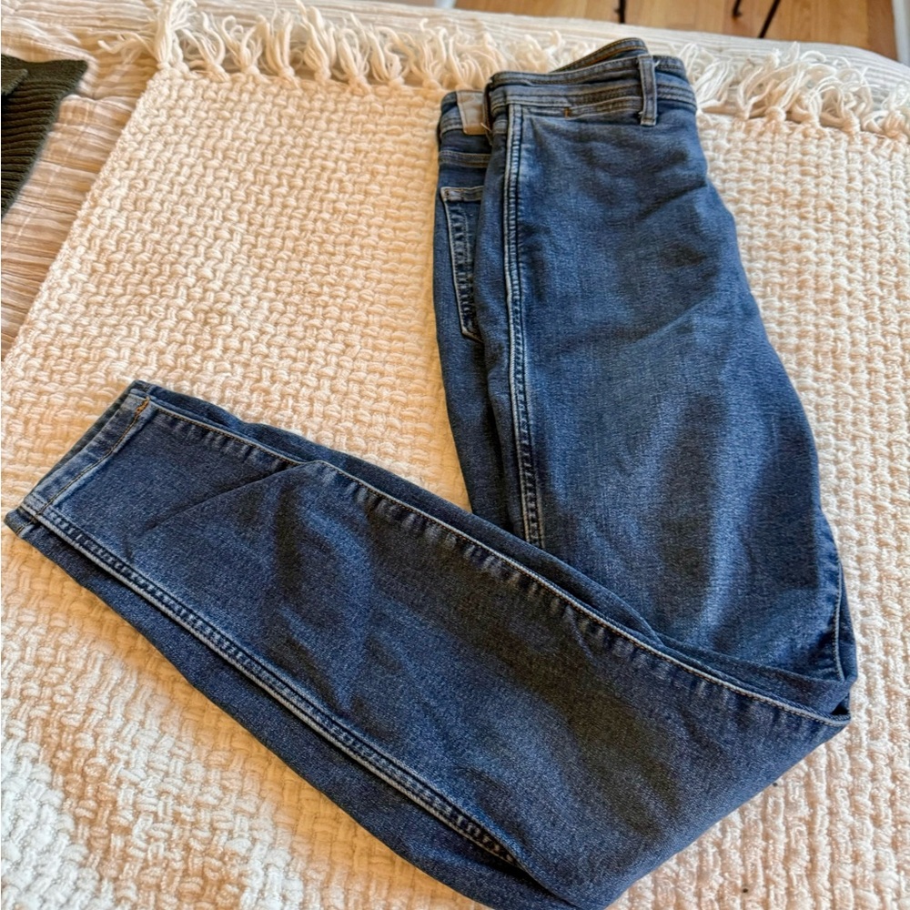 Everlane women’s Way High Skinny Jean. High-quality with some stretch to them.